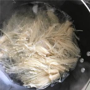 水煮沸后捞出金针菇