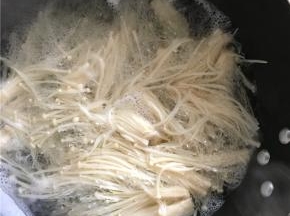 水煮沸后捞出金针菇