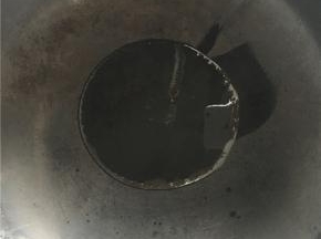 锅中倒入少许油小火加热，并放入姜和蒜翻炒