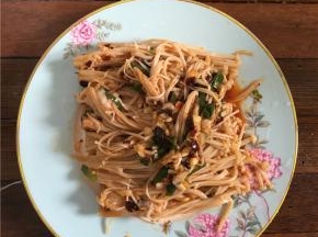 将金针菇拌匀即可