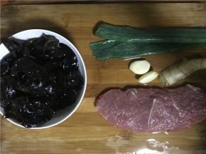 将牛肉洗净切薄片