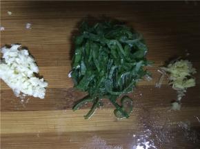 佐料准备：葱、姜、蒜切碎