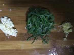 佐料准备：葱、姜、蒜切碎