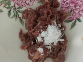 在切碎的牛肉中加入生粉搅拌均匀
