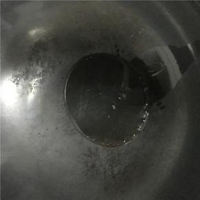 锅里倒入少许食用油加热