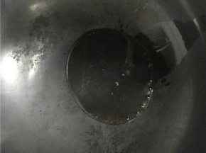 锅里倒入少许食用油加热