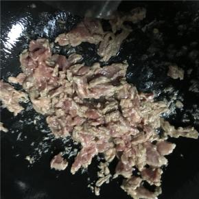 待油加热后，倒入牛肉炒一下