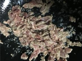 待油加热后，倒入牛肉炒一下