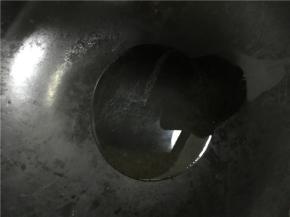 锅内倒入少许油小火加热