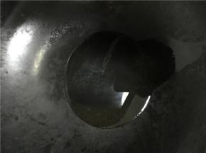 锅内倒入少许油小火加热