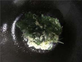 至油温合适后，倒入葱花、蒜、姜末翻炒几下，倒入盐和酱油炒至均匀，加入木耳翻炒