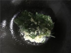 至油温合适后，倒入葱花、蒜、姜末翻炒几下，倒入盐和酱油炒至均匀，加入木耳翻炒