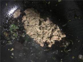 将木耳炒至9成熟后，倒入牛肉翻炒