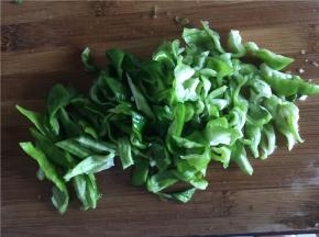 将青椒洗净切块，