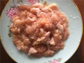 鸡肉洗净切丁