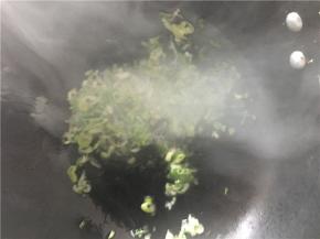 倒入备好的葱花、姜丝、蒜末，再放入盐、酱油