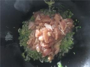 倒入切好的鸡丁翻炒