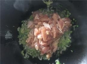 倒入切好的鸡丁翻炒