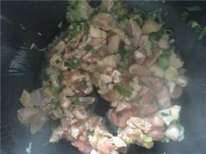 待鸡丁炒至8成熟，倒入青椒，翻炒均匀