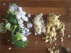佐料准备：葱、姜、蒜切碎