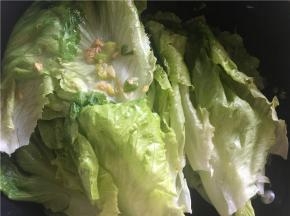 加入生菜翻炒