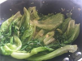 待炒熟后，放入少许蒜坭