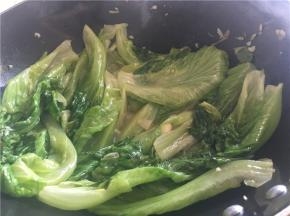 待炒熟后，放入少许蒜坭
