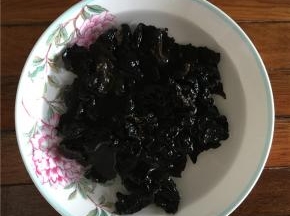 将木耳洗净在冷水中浸泡