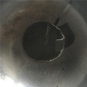 锅里倒入少许食用油小火加热