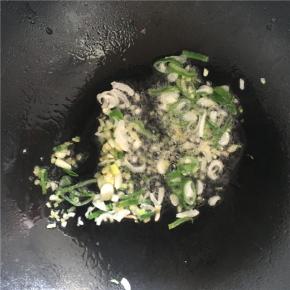 3倒入切好的蒜末、姜末、葱花翻炒后，倒入酱油和盐