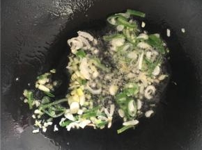 3倒入切好的蒜末、姜末、葱花翻炒后，倒入酱油和盐
