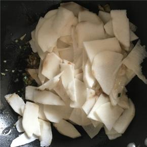 开至大火，倒入切好的山药，加点水炒至8成熟