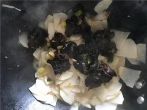 锅内倒入木耳继续翻炒