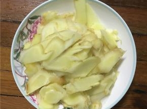 将生姜切片