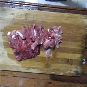 将牛肉洗净切片