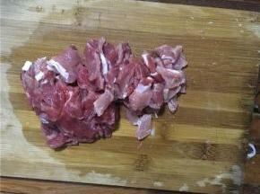 将牛肉洗净切片