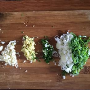 佐料准备：葱、蒜切碎