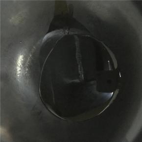 锅里倒入少许食用油加热