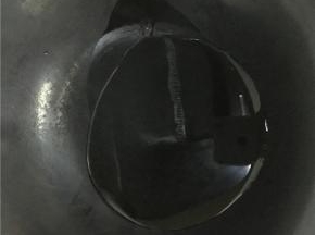 锅里倒入少许食用油加热