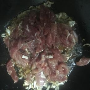 待油加热后，倒入葱花和蒜炒，再加入酱油、盐，炒一下倒入牛肉