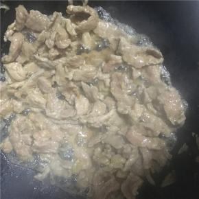待牛肉炒变色后立马盛出备用