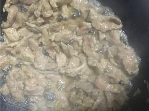 待牛肉炒变色后立马盛出备用