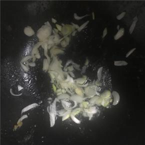 至油温合适后，倒入葱花、蒜末翻炒几下，倒入盐和酱油炒至均匀，