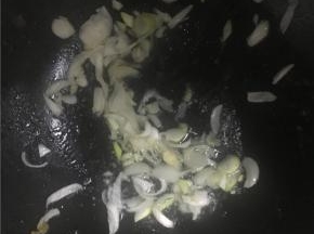 至油温合适后，倒入葱花、蒜末翻炒几下，倒入盐和酱油炒至均匀，