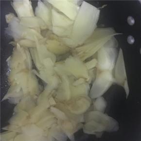加入生姜翻炒