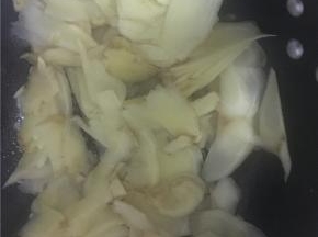 加入生姜翻炒