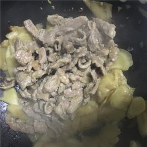 将生姜炒至9成熟后，倒入牛肉翻炒