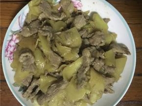待生姜炒熟后盛出，牛肉不宜炒太久