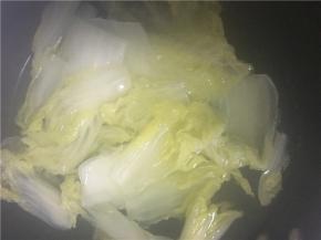 锅加水烧至快要沸腾，放入白菜，待白菜煮熟后捞入碗里