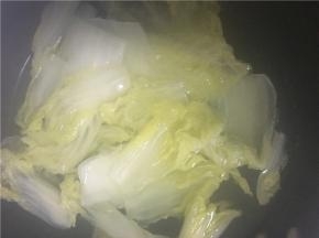 锅加水烧至快要沸腾，放入白菜，待白菜煮熟后捞入碗里